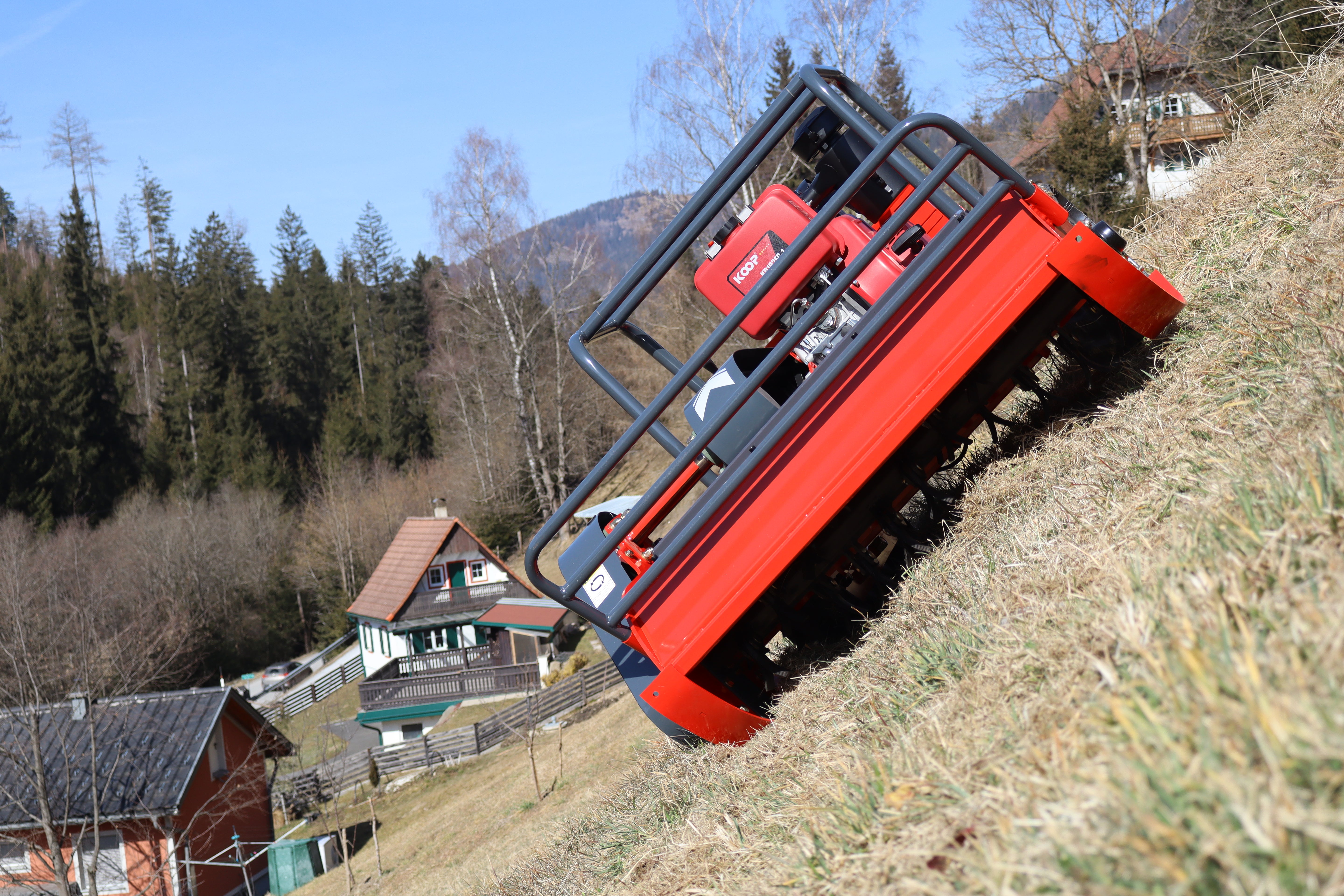 Bis zu 100% HangneigungAuch im Steilen Gelände können unsere Mulcher bedenkenlos eingesetzt werden. Über 45° sollten sie allerdings nicht mehr verwendet werden.