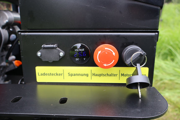 Zum Lieferumfang gehört zudem ein Erhaltungsladegerät, das die 24V-Batterie bei längerem Stillstand in gutem Zustand hält.