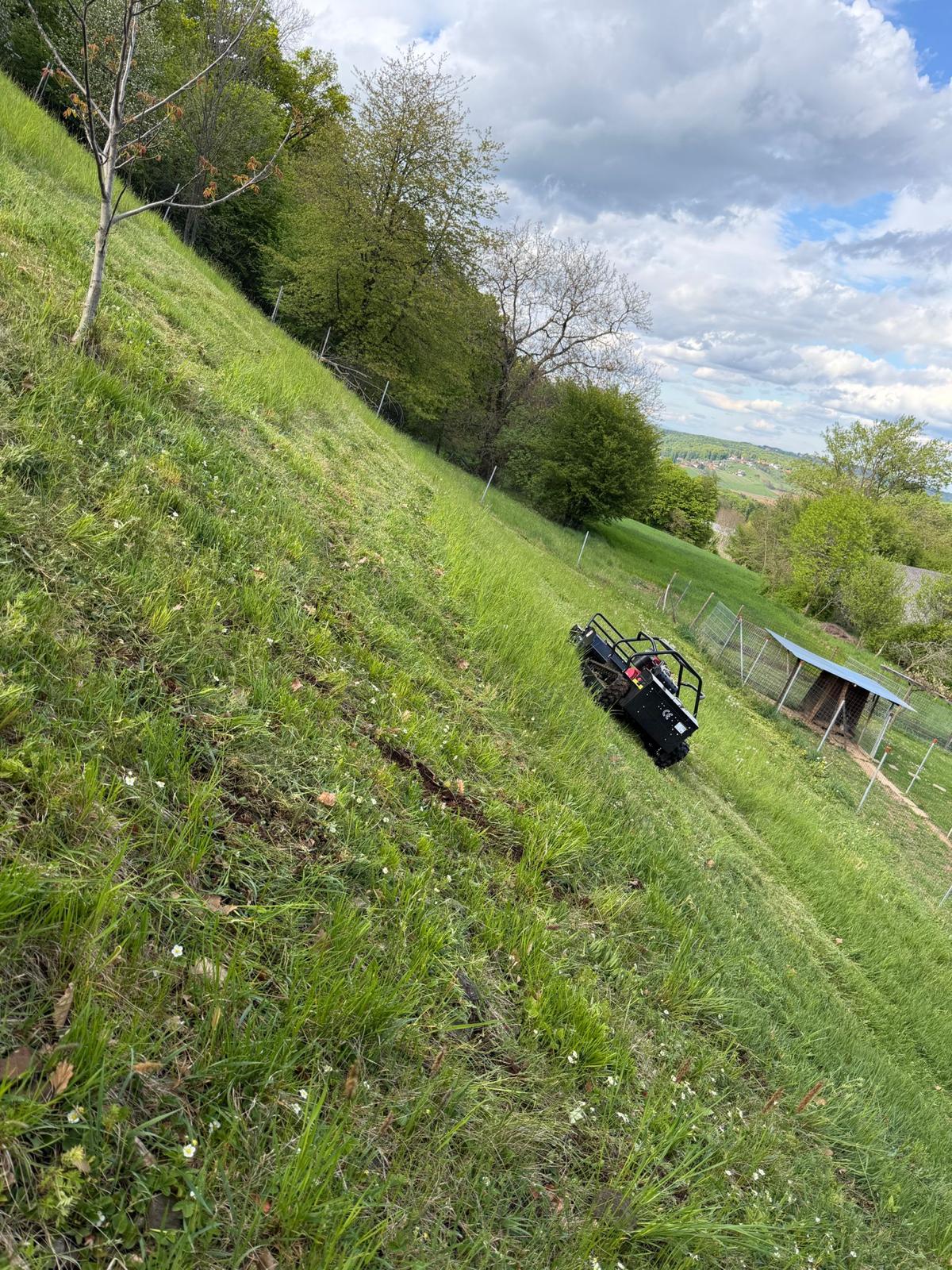 100% HangneigungAuch im Steilen Gelände können unsere Mulcher bedenkenlos eingesetzt werden. Über 45° sollten sie allerdings nicht mehr verwendet werden - dort kommt der Kipppunkt schon sehr nahe.